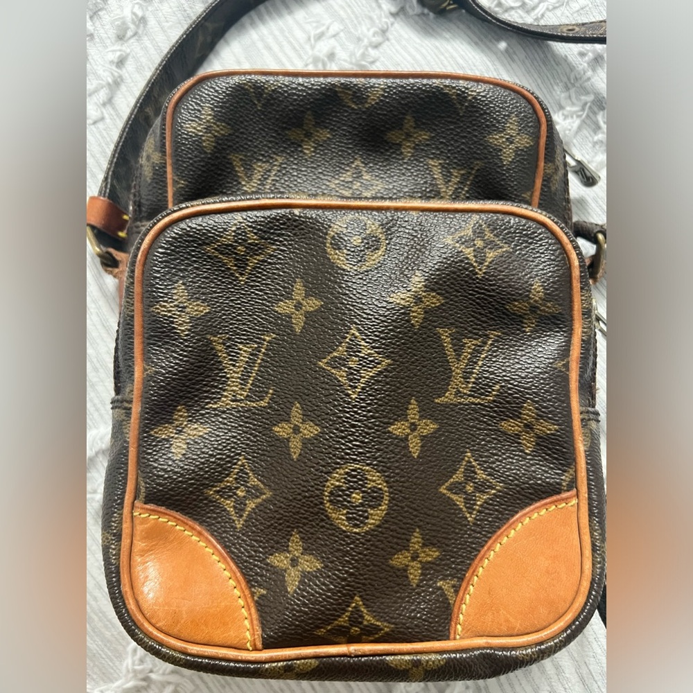 Louis Vuitton Vintage Monogram
Crossbody Bag
